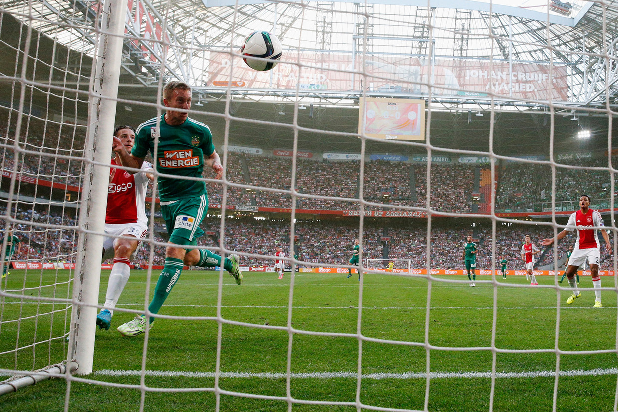 Robert Beric scoort de eerste goal. Beeld getty