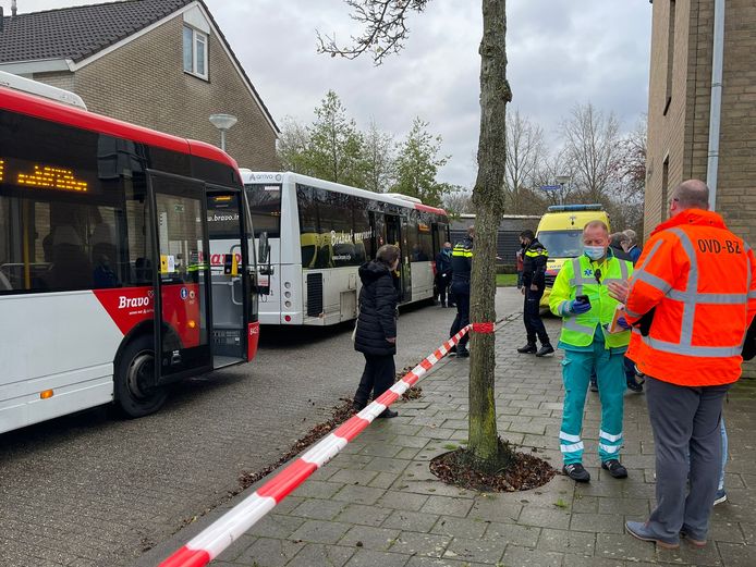 Stadsbussen brengen de bewoners naar de Maaspoorthal.