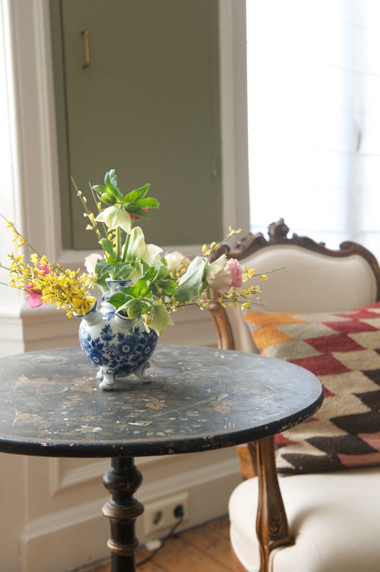 'Ik heb drie tulpenvazen, ze passen goed bij dit 17de-eeuwse huis.' Beeld Anke Leunissen