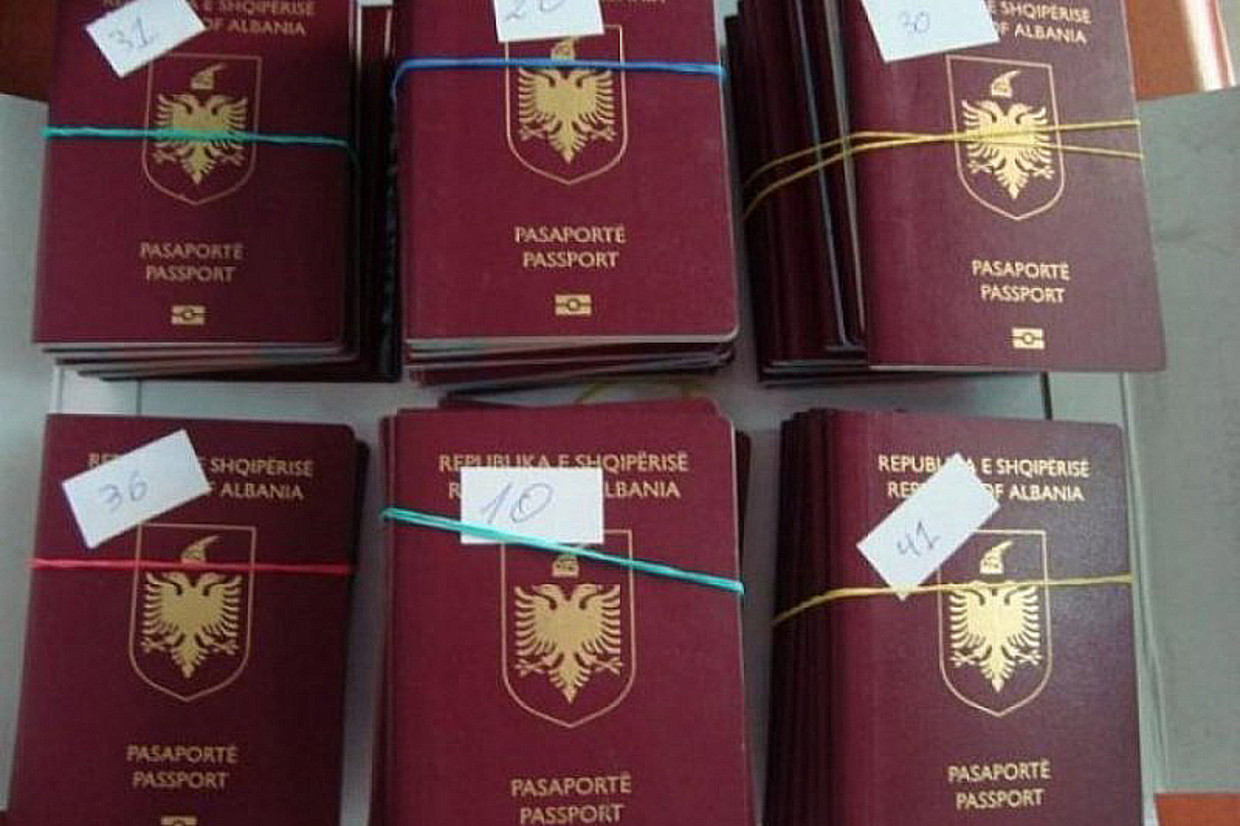 Albania ingin mulai menjual paspor emas, sementara UE menentang
