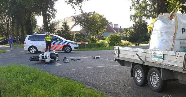 Motorrijder botst op aanhanger in Vinkenbuurt in Ommen - De Stentor