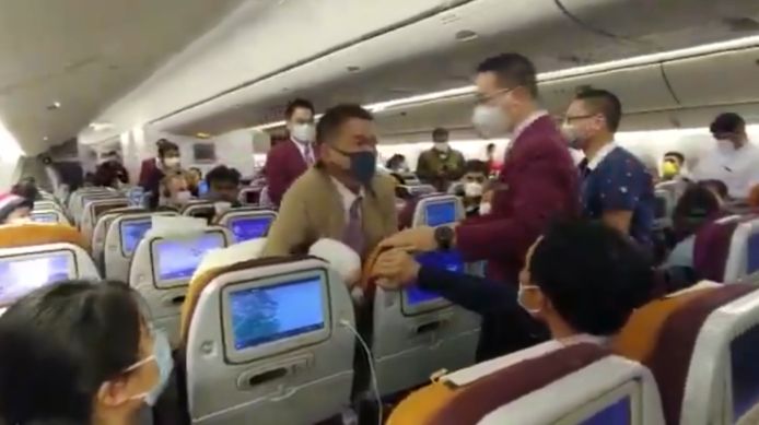 L'équipage d'un vol de la Thai Airways a dû maîtriser une femme après son atterrissage à Shanghai.