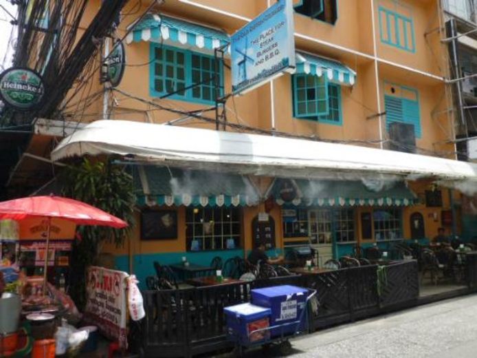 Frikandellen scoren bij The Old Dutch Corner in Bangkok. Zomerserie De Frikandel.