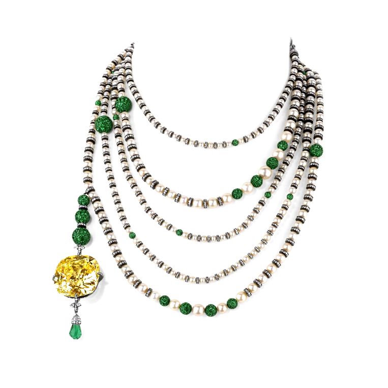 Het collier dat gestolen zou zijn op de Tefaf zou in zijn eentje al 27 miljoen euro waard zijn. Beeld Symbolic & Chase