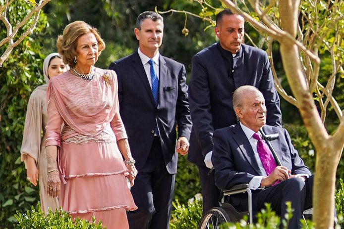 Voormalig koning van Spanje Juan Carlos, in een rolstoel, en zijn vrouw Sofia arriveren op donderdag 1 juni 2023 in Amman, Jordanië, bij de huwelijksceremonie van kroonprins Hussein en de Saoedische architect Rajwa Alseif.