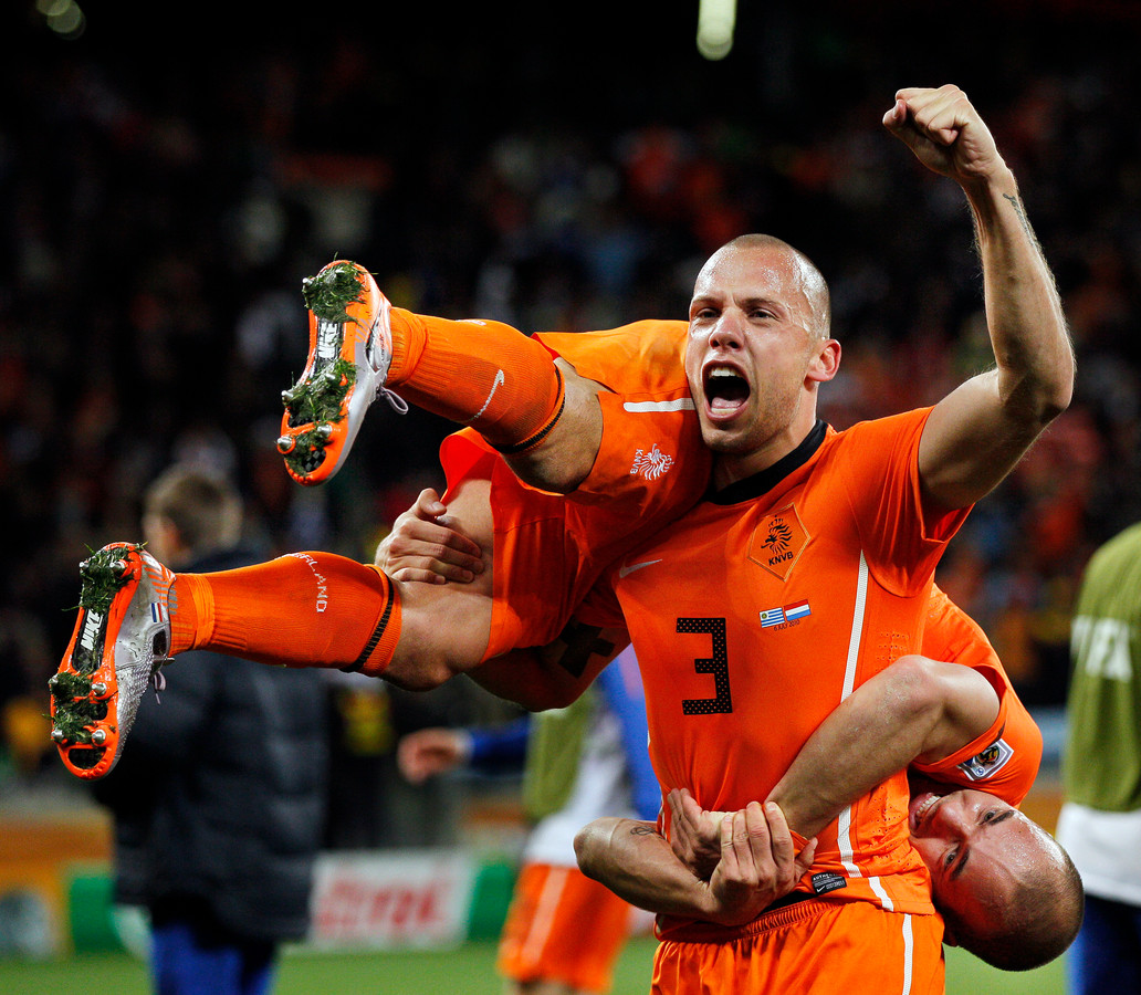 John Heitinga heeft Wesley Sneijder op zijn schouders genomen na Nederland - Uruguay (3-2) op het WK 2010 in Zuid-Afrika.