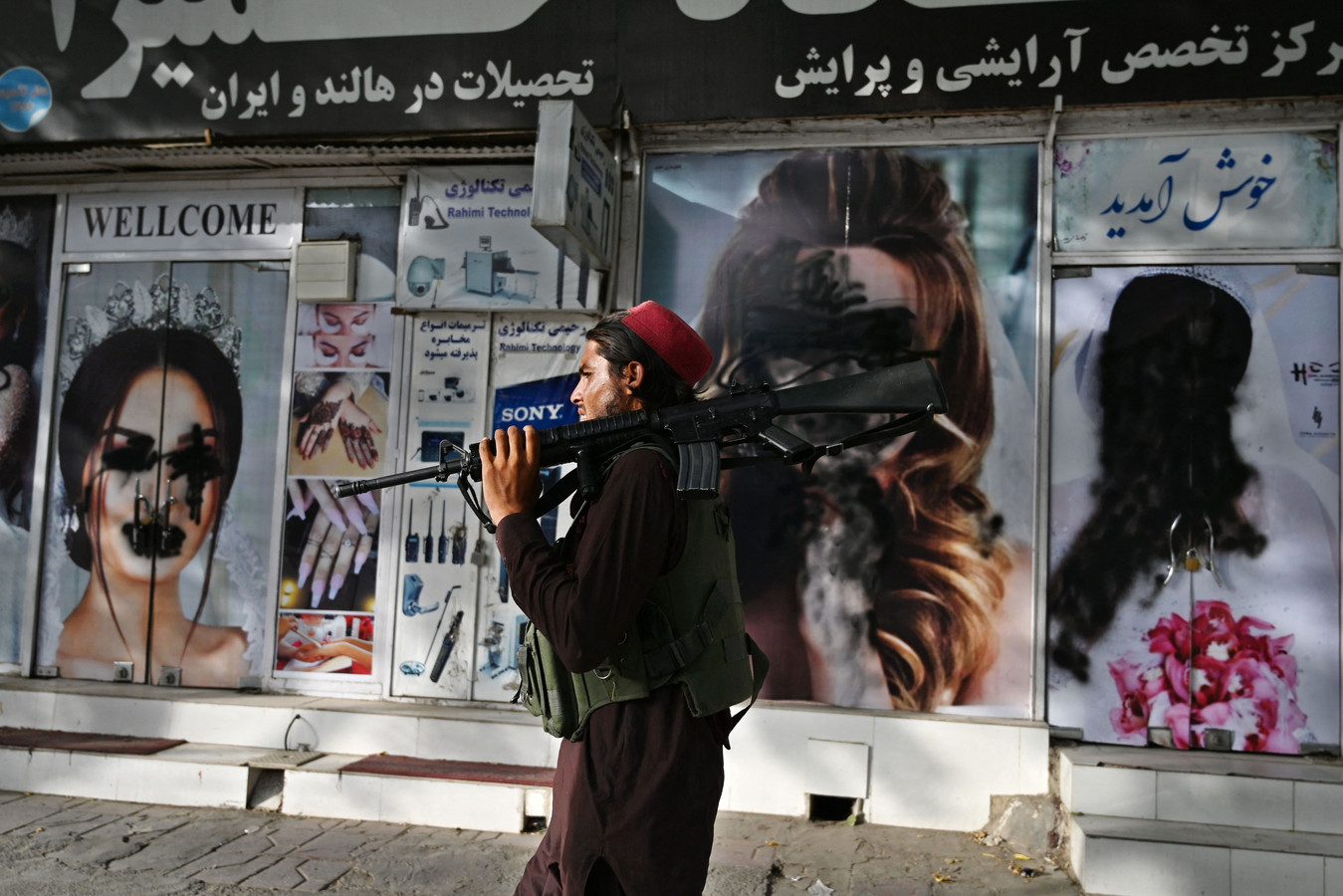 Archiefbeeld. Een talibanstrijder loopt door de Afghaanse hoofdstad Kabul. (18/08/2021)