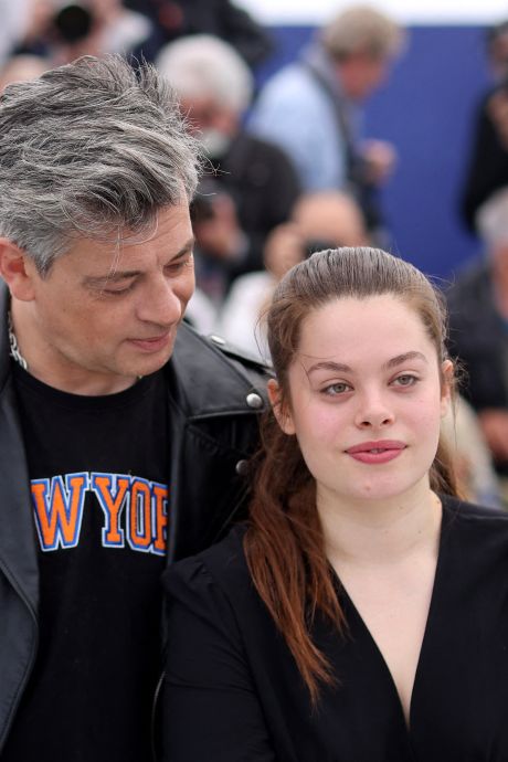 Benjamin Biolay accompagne sa fille Anna pour ses premiers pas sur le tapis rouge du Festival de Cannes