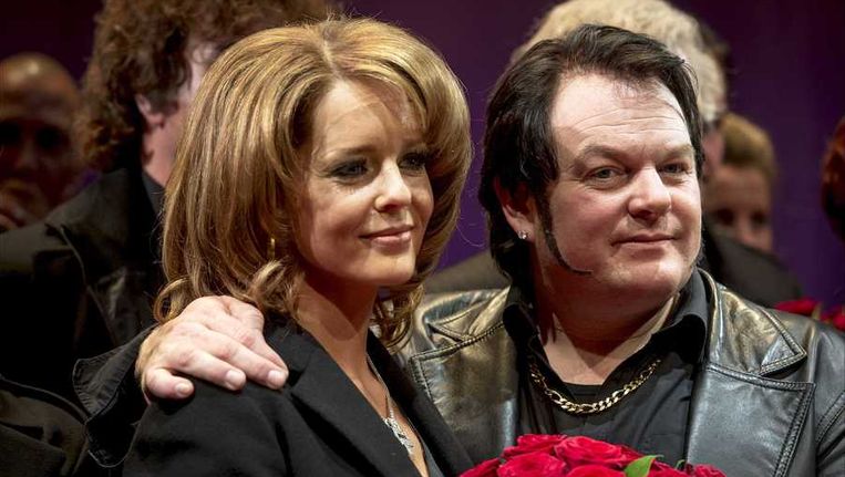 Hoofdrolspelers van Hij Gelooft in Mij met Chantal Janzen (L) als Rachel Hazes en Martijn Fischer (R) als Andre Hazes na afloop van de premiere van de musical in het DeLamar Theater in Amsterdam. Beeld anp