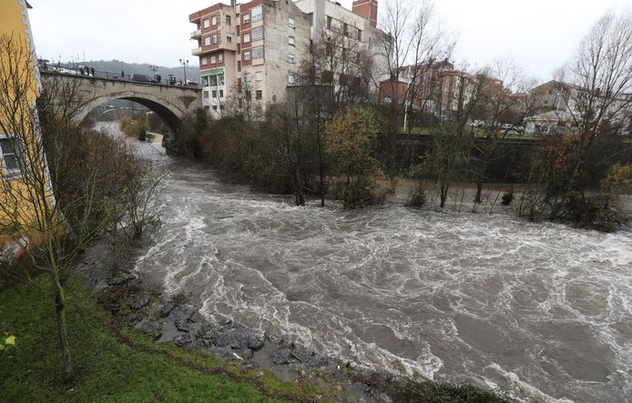 In Ponferrada, Leon, Spanje trad een rivier buiten zijn oevers.