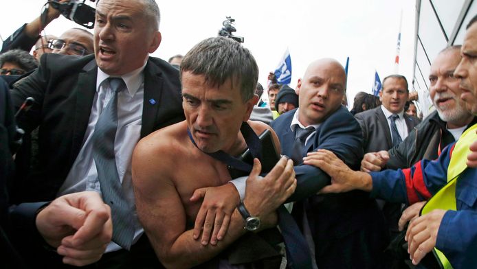 Xavier Broseta (centre), vice-président éxécutif des Ressources humaines d'Air France,avait été pris à partie le 5 octobre 2015 par des salariés après l'annonce de restructurations au sein du groupe.