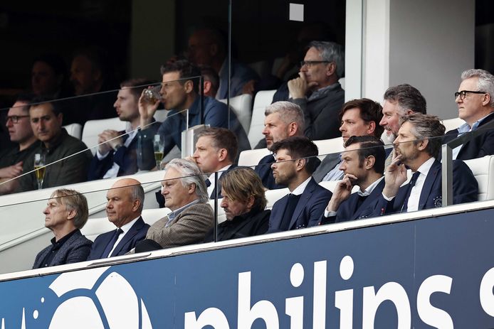 Frank Eijken (tweede van links) met de top van Ajax tijdens PSV-Ajax.