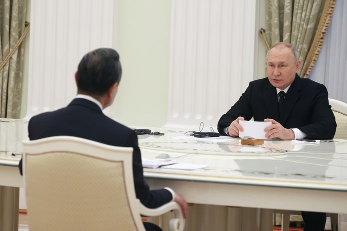 China's hoogste diplomaat Wang Yi op bezoek bij Vladimir Poetin.