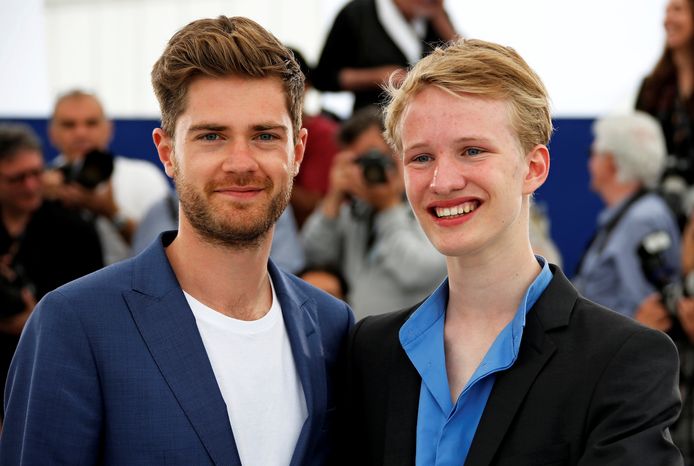 'Girl'-regisseur Lukas Dhont en acteur Victor Polster poseren op de rode loper van het Filmfestival in Cannes.