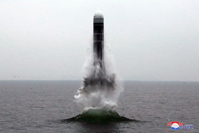 De lancering van de Pukguksong-3, raket vanaf een onderzeeër.