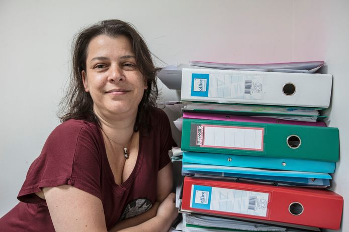 Marleen van der Vorst bij een deel van de dossiers over haar drie kinderen.