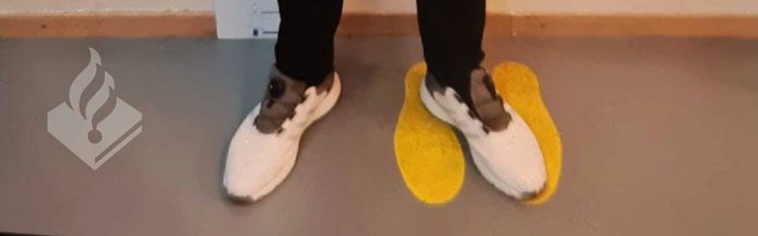 Foto die de politie deelde bij het twitterbericht van de winkeldief: 'nieuwe schoenen, weinig plezier van gehad', aldus de politie.