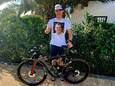 Triatleet Mitch Wismans toont op Lanzarote trots het shirt met de beeltenis van zijn vriend Jesper uit Elst.