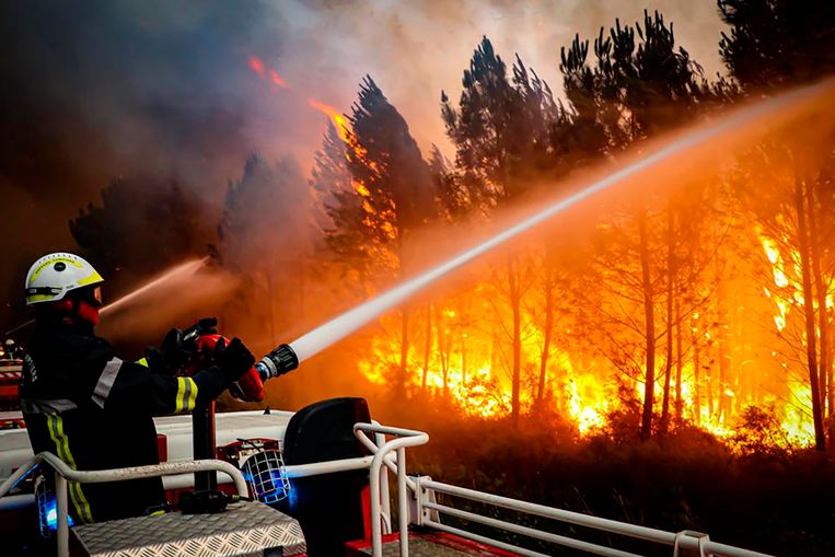 In het zuidwesten van Frankrijk zijn 10.000 mensen gedwongen geëvacueerd en is er meer dan 7000 hectare land geteisterd door de brand. Hoge temperaturen en sterke winden hebben de brandbestrijding bemoeilijkt in de regio, zoals op veel plekken in Zuid-Europa. Beeld AP