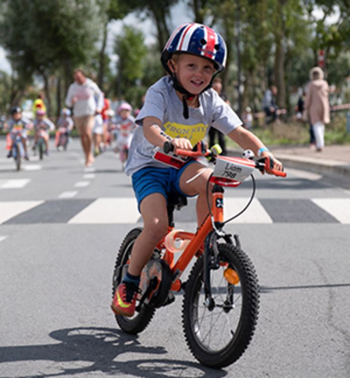 Kinderen wagen zich aan Iron Kiduitdaging in Knokke triatlon voor