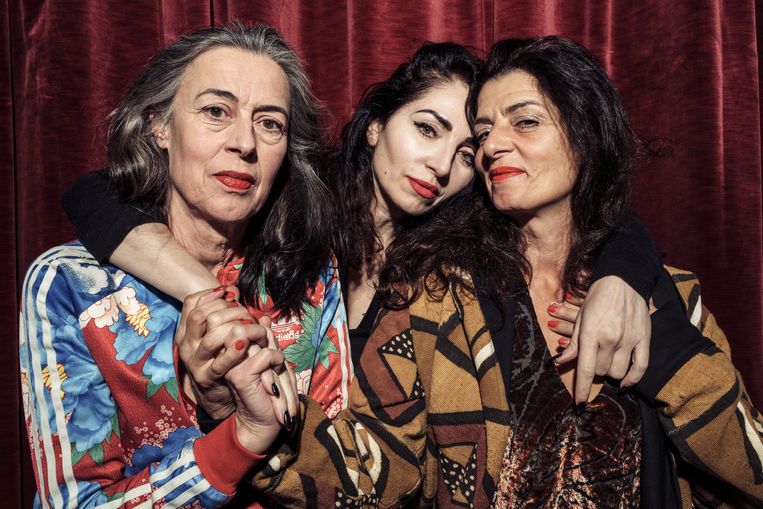 Vanaf links: Adelheid Roosen, Nazmiye Oral en Ola Mafaalani, de makers van ‘Vrouwen in bad’. Mafaalani: ‘Het laatste wat dit is, is therapie.’ Beeld Jakob van Vliet