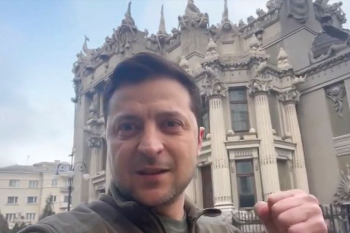 Een beeld uit de video waarin president Zelenski vanochtend door Kiev loopt.