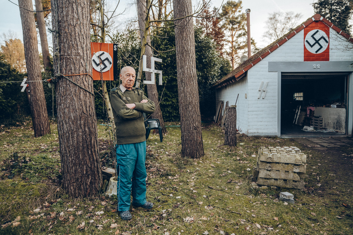 Georges Boeckstaens in zijn tuin: 'Ook ik dacht dat ik alles ging moeten weghalen, maar volgens mij is het niet strafbaar.' Beeld Thomas Sweertvaegher