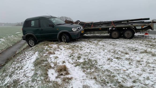 Het sneeuwt in het oosten: auto met tandemasser glijdt van de weg
