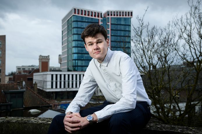 Stef Kleine Staarman (18) met op de achtergrond het stadhuis van Almelo.