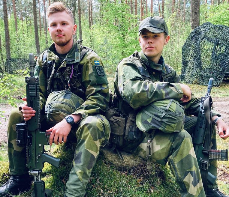 De Zweedse dienstplichtigen Simon Tinfors en Sebastian Andersson tijdens de militaire oefening Lentevuur.  Beeld 
