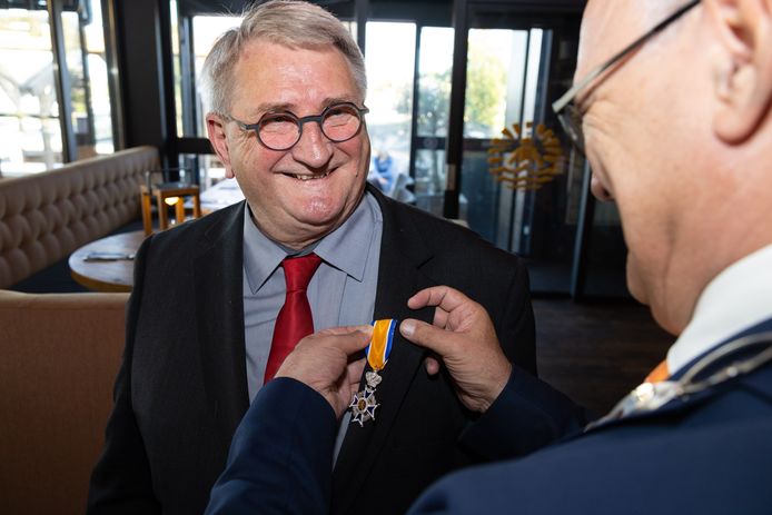 Antoon Giezen krijgt een Koninklijke Onderscheiding van Henny van Kooten, burgemeester van Maasdriel.