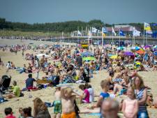 Overvolle stranden op negende tropische dag van het jaar