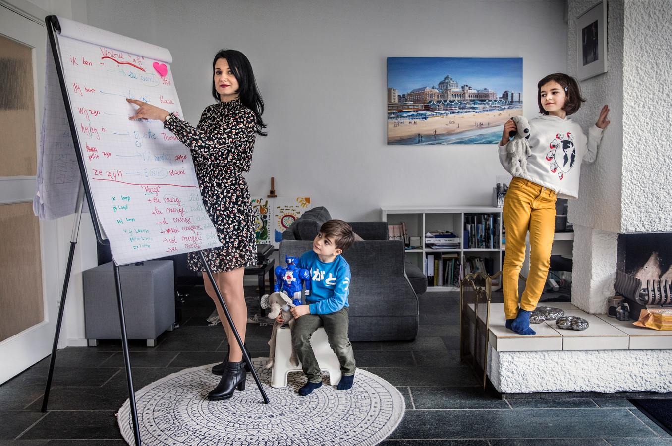 Steliana van de Rijt geeft haar kinderen Thomas en Kara les met een flipover.