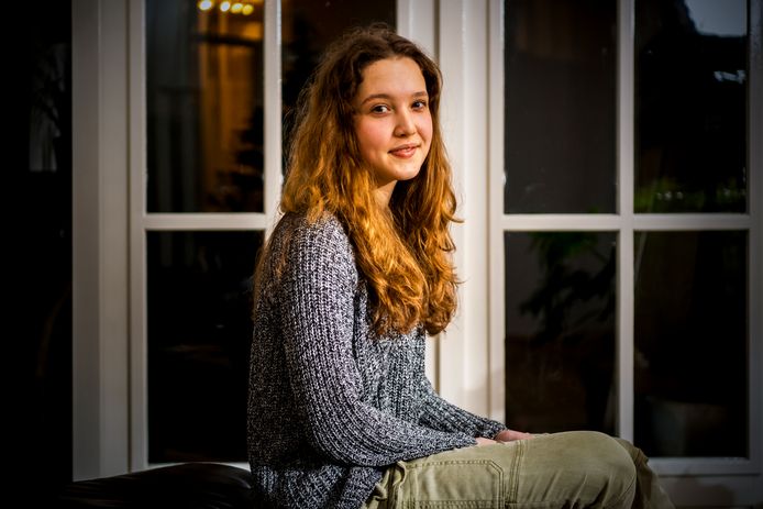 Carlijn Hoogeveen thuis bij haar vader in Waddinxveen. Ze krijgt volgend jaar een hulphond die het leven voor haar draaglijker moet maken.