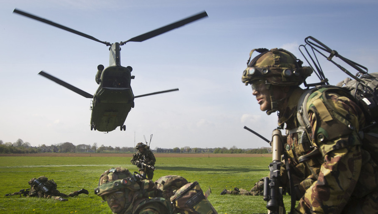 Militairen tijdens de oefening Prepare Falcon van de luchtmobiele brigade bij Grave, in april van dit jaar. Beeld ANP