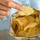 Met deze handige gadget heb je nooit meer vieze vingers door chips