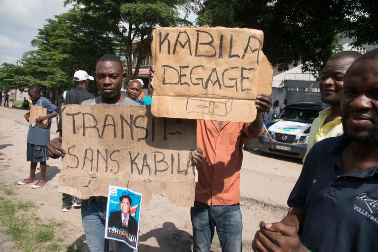 Aanhangers van de oppositie stonden vorige maand al met borden langs de weg om Kabila duidelijk te maken dat hij moet opstappen. Beeld AFP