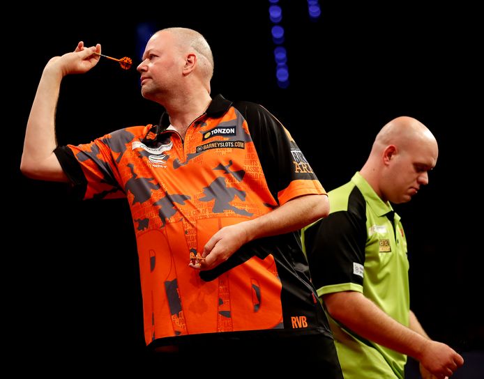 De twee Nederlandse deelnemers: Raymond van Barneveld en Michael van Gerwen.