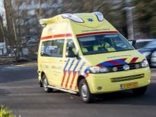 Man loopt slagaderlijke bloeding op nadat hij een ruit heeft ingeslagen
