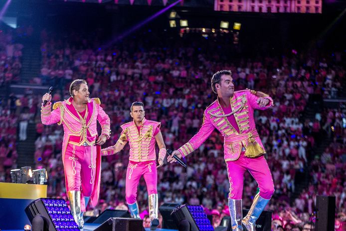 Rene Froger, Gerard Joling, Jeroen van der Boom en Jan Smit van de Toppers tijdens het concert met het thema Pretty in Pink.