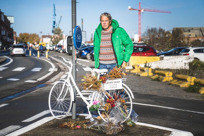 Weduwnaar Tom Timmerman (50) bij de witte fiets op de plaats van het ongeval aan Dok-Noord.