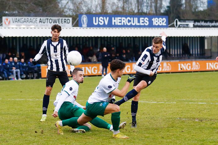 Rogier Benschop (rechts) wisselde deze winter van club en speelt nu voor Halsteren.