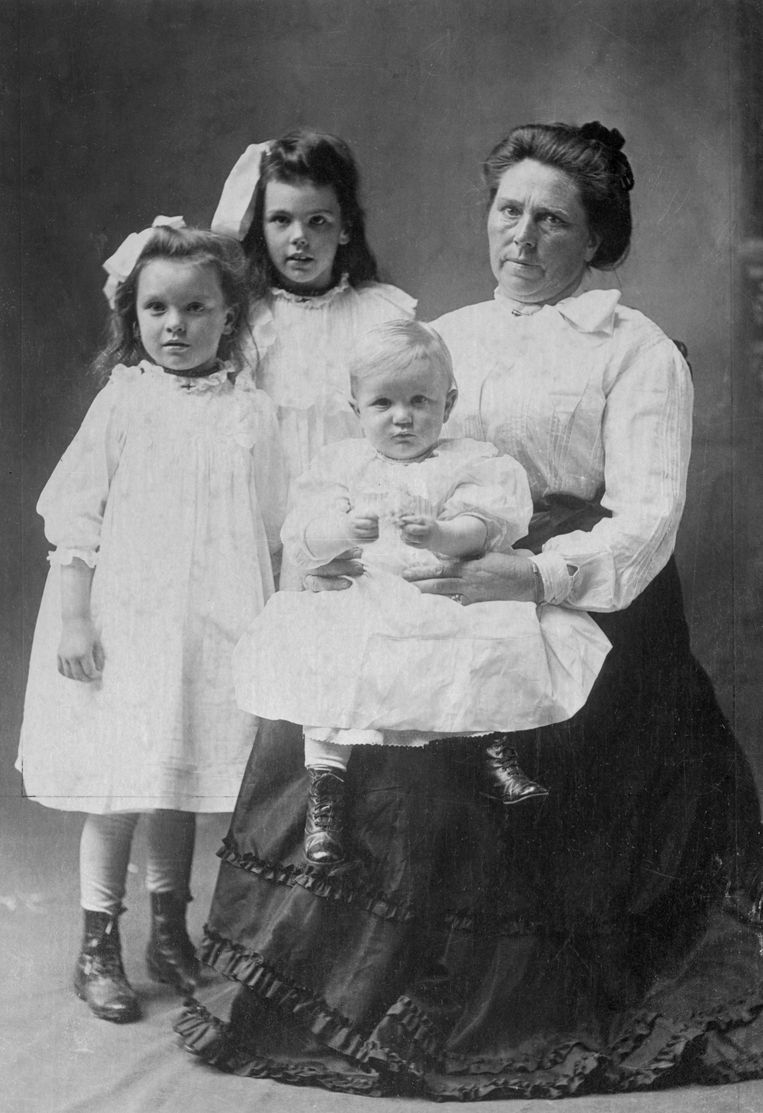 Belle Gunness met haar kinderen Lucy, Myrtle en Philip in 1904. De kinderen kwamen om bij een brand in 1908. Van Belle ontbrak elk spoor. Beeld Bettmann Archive
