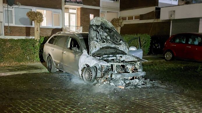 Dek de tafel Lijken verwijderen Auto verwoest na brand in Enschede: politie op zoek naar camerabeelden |  Enschede | destentor.nl