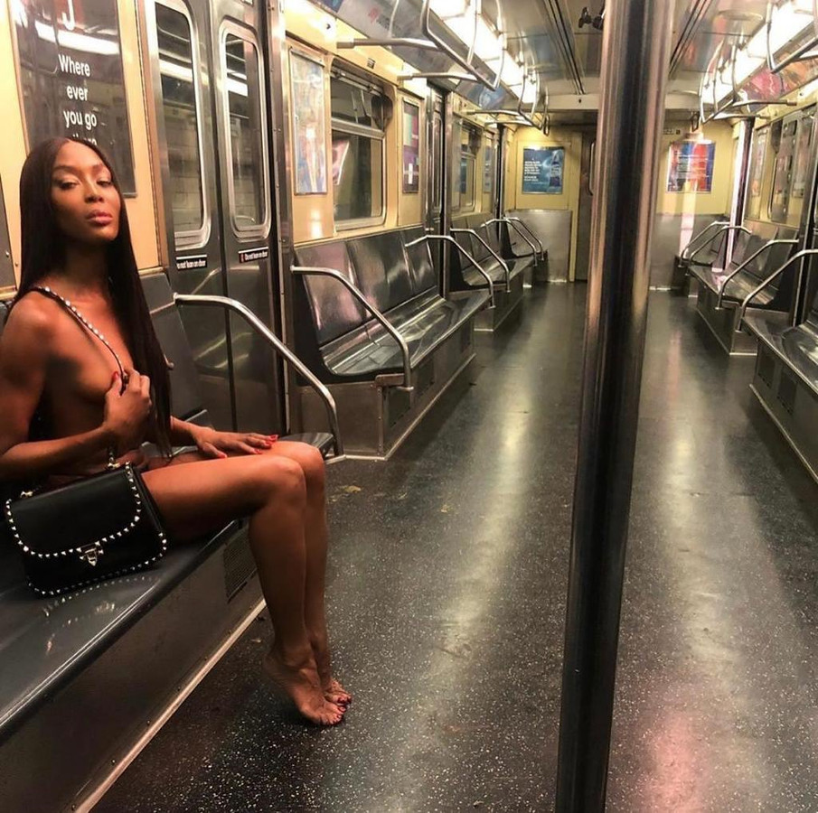 Naomi Campbell nue dans le métro de New York | Foto | 7sur7.be