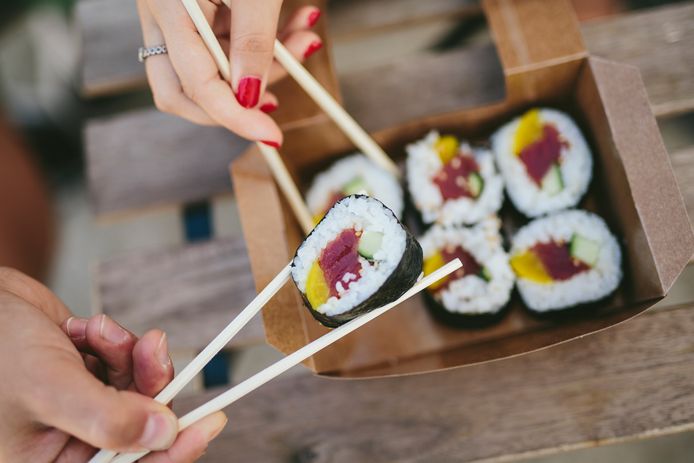Sushi maak je met rijst en verse vis en/of groente.
