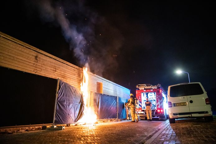 Bij een leegstaand pand aan de Vlietweg in Leidschendam moesten zaterdagnacht meerdere brandhaarden worden geblust. Op de stoep naast het gebouw zijn molotovcocktails gevonden. De politie sluit brandstichting daarom niet uit.