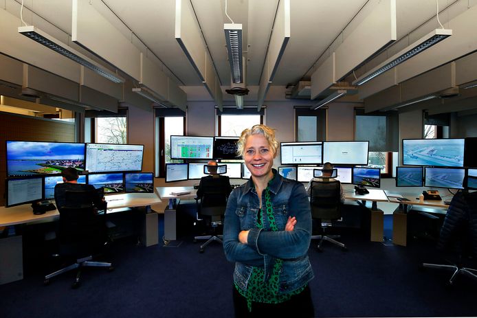 Heemraad Hennie Roorda in de centrale regiekamer van Waterschap Rivierenland. Van hieruit worden dijken en waterpeilen in de gaten gehouden.