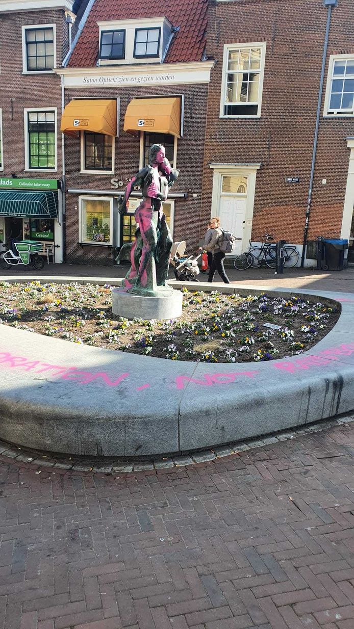 Rondom het standbeeld staat de tekst 'Queer liberation not rainbow capitalism'