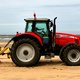 Beachcleaners ruimen paraffine op van strand